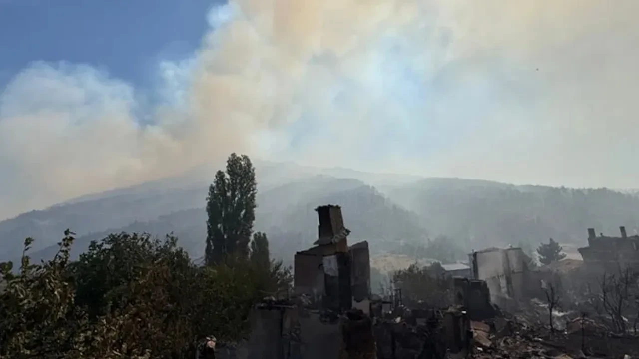 Bilecik’te bir orman yangını daha! Köyler boşaltıldı, yollarda kilometrelerce kuyruk: Dumanlar Eskişehir'e ulaştı
