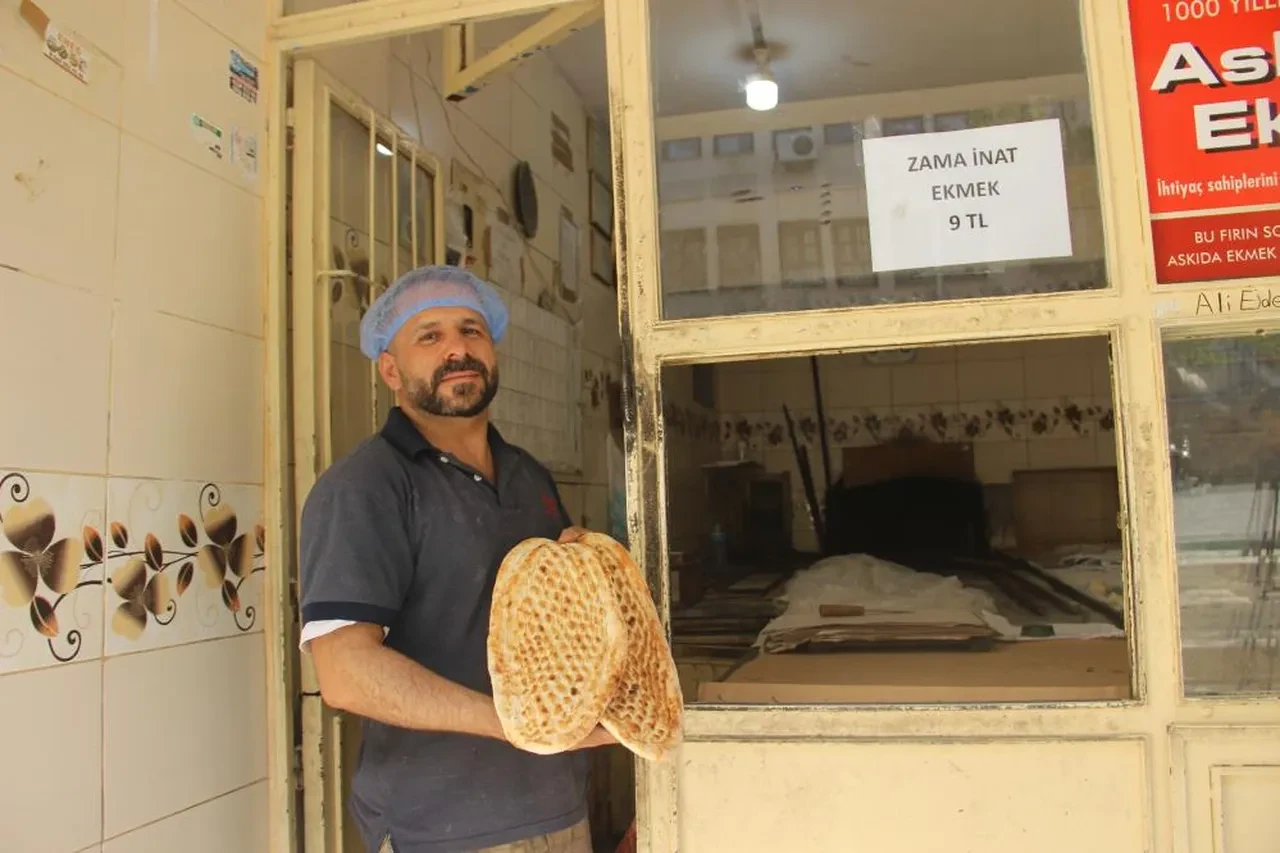 Çevre esnafa kızdı, indirim yaptı! Ekmeğin fiyatını duyan oraya koşuyor