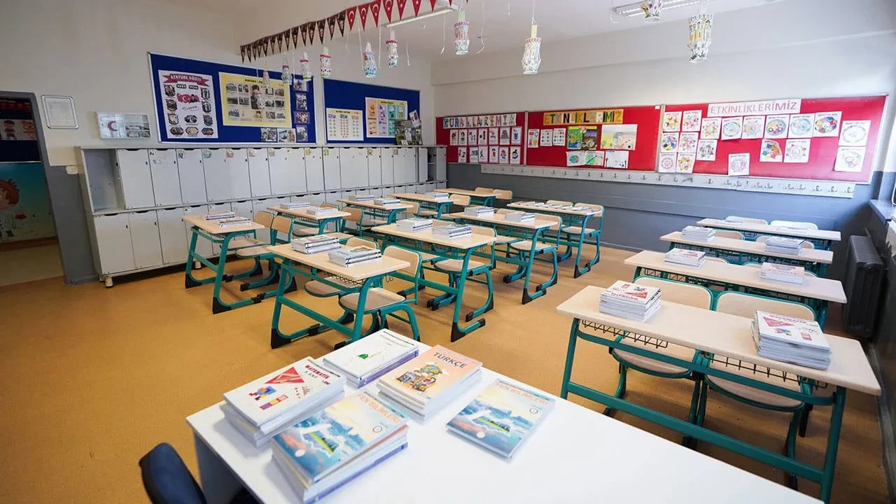 Ders kitapları fahiş fiyata ihaleye mi verildi? Bakan Tekin skandal iddialara ateş püskürdü