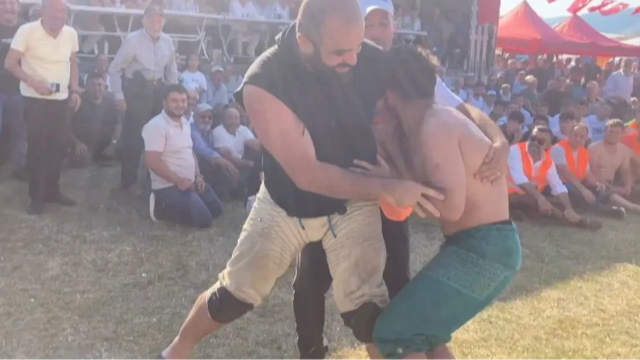 Er meydanında kahkahaya boğan olay! Pehlivan rakibini karıştırıp, seyirciyi sırtladı