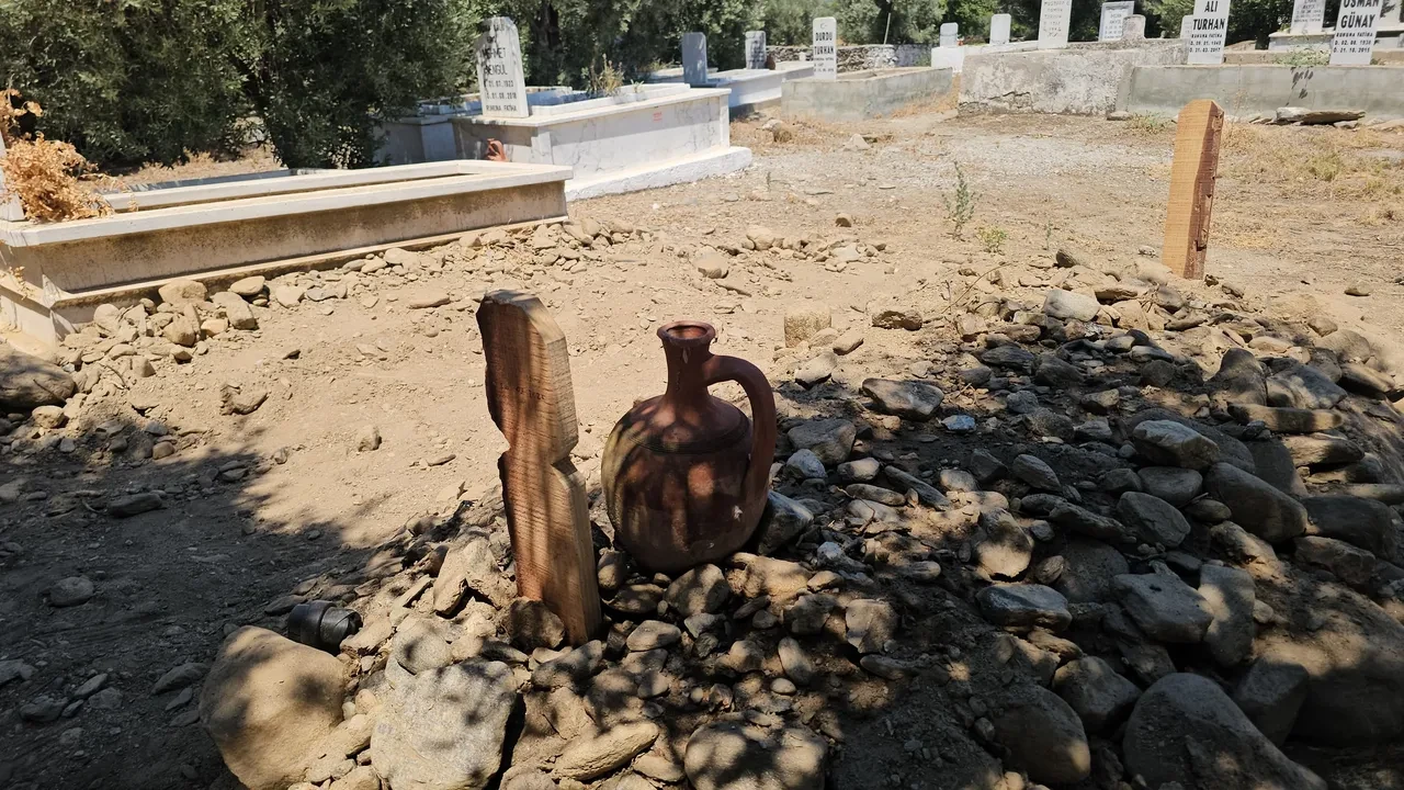 Eşi ve çocuklarını yakarak katletti! Cenazesi gizlice defnedildi: Mezar taşında dikkat çeken detay