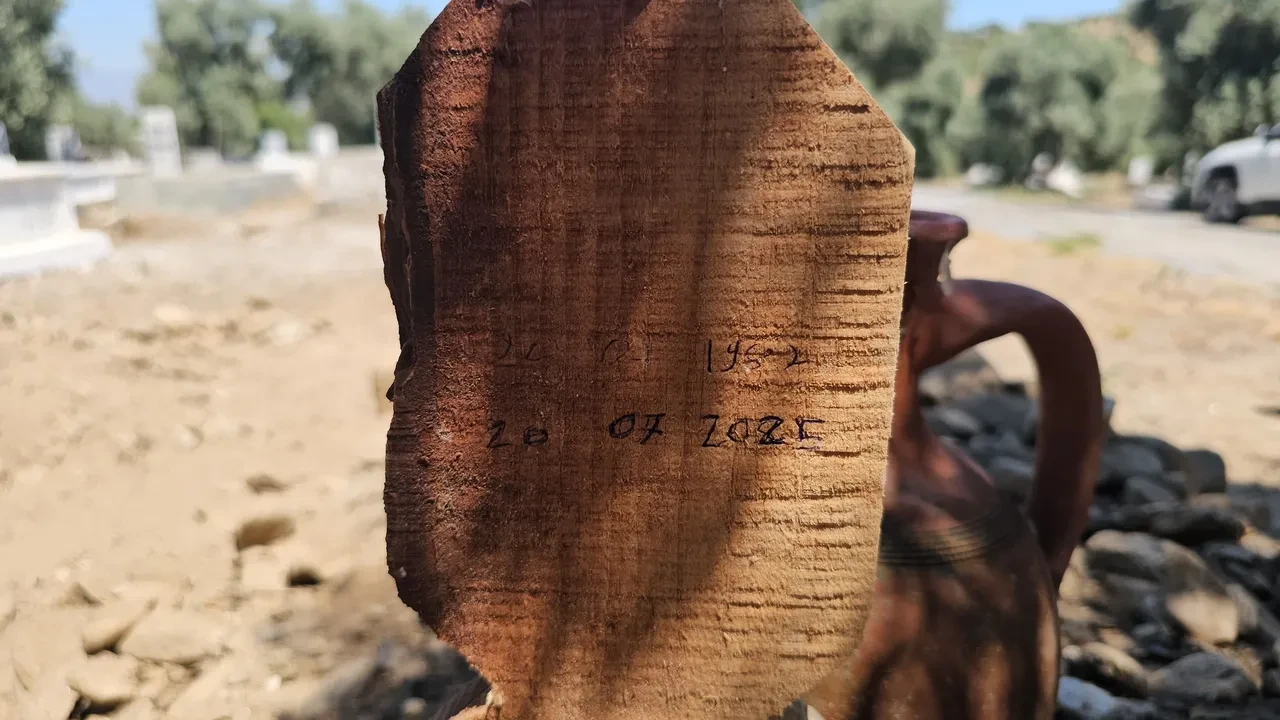 Eşi ve çocuklarını yakarak katletti! Cenazesi gizlice defnedildi: Mezar taşında dikkat çeken detay