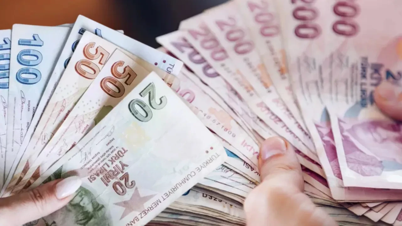 Faizsiz kredi yarışı kızıştı: Limit 100 bin liraya dayandı! İşte sıfır faizli kredi veren bankalar