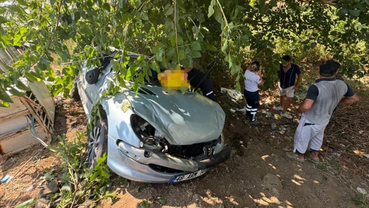 Fethiye’de feci kaza! Taklalar atarak sazlık alana uçtu, 2 kişi hayatını kaybetti