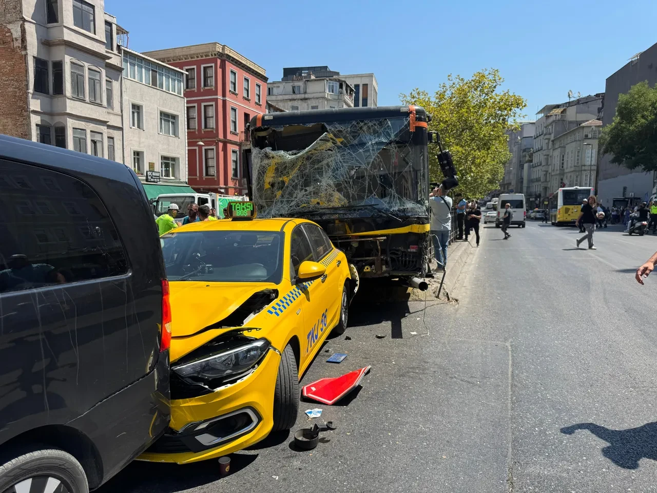 İstanbul'da feci kaza! İETT otobüsü 10 aracı biçti: Yaralılar var 