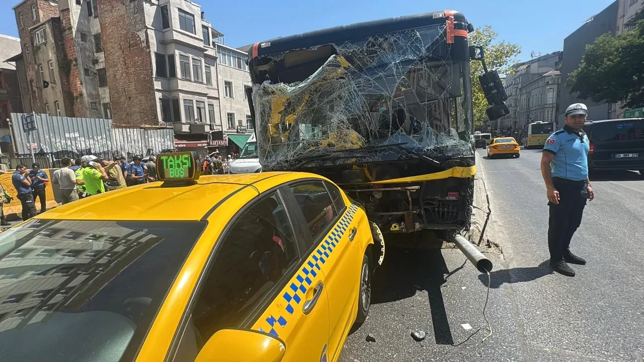 İstanbul'da feci kaza! İETT otobüsü 10 aracı biçti: Yaralılar var 