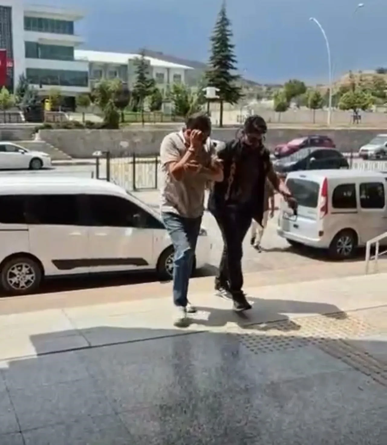 Lokantacı baba-oğul marketten et çalarken suçüstü yakalandı