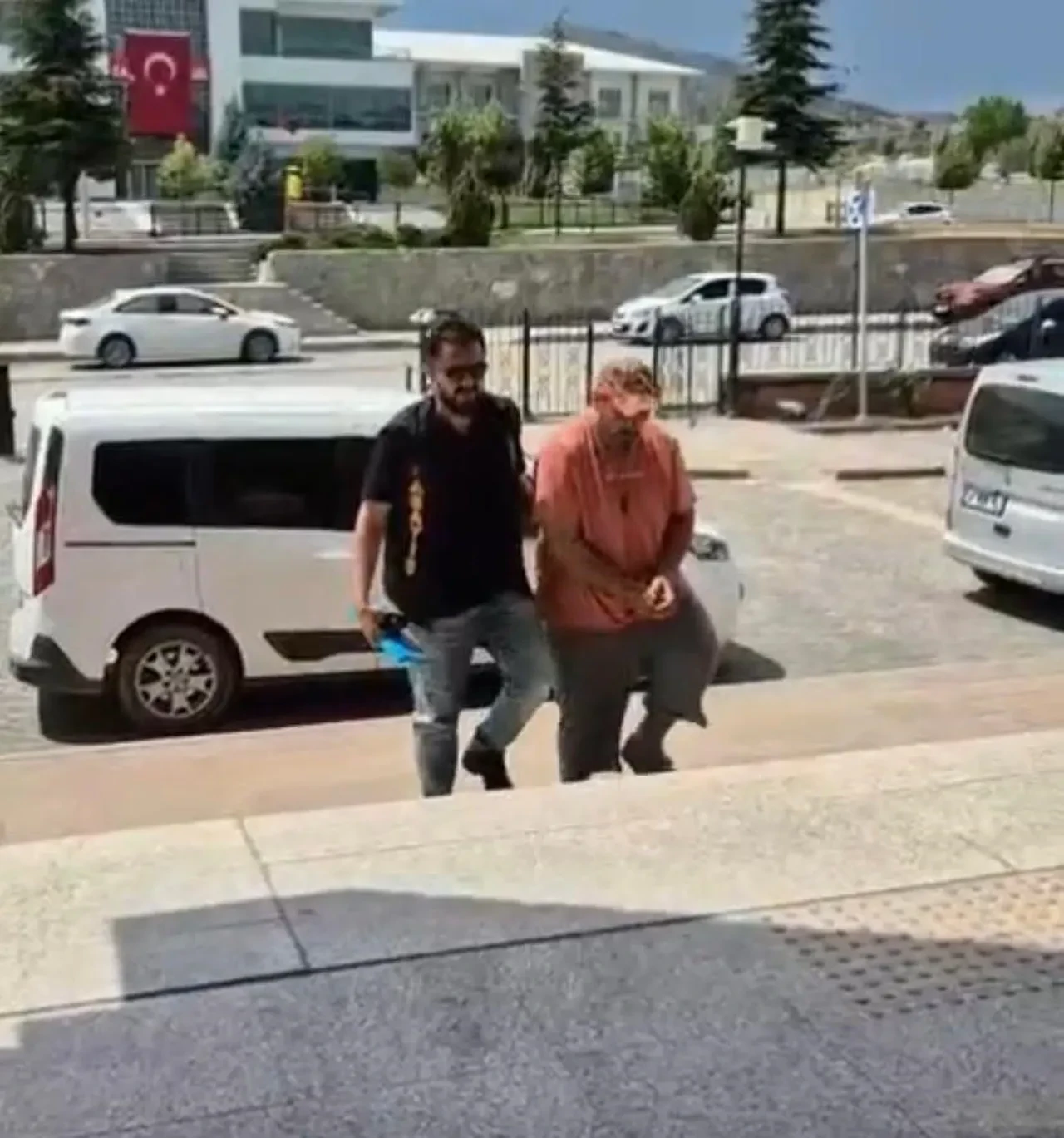 Lokantacı baba-oğul marketten et çalarken suçüstü yakalandı