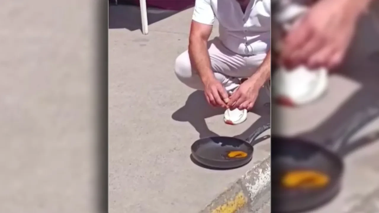 Sıcaklık 40 dereceyi gördü, esnaf asfalt üstünde yumurta pişirdi!
