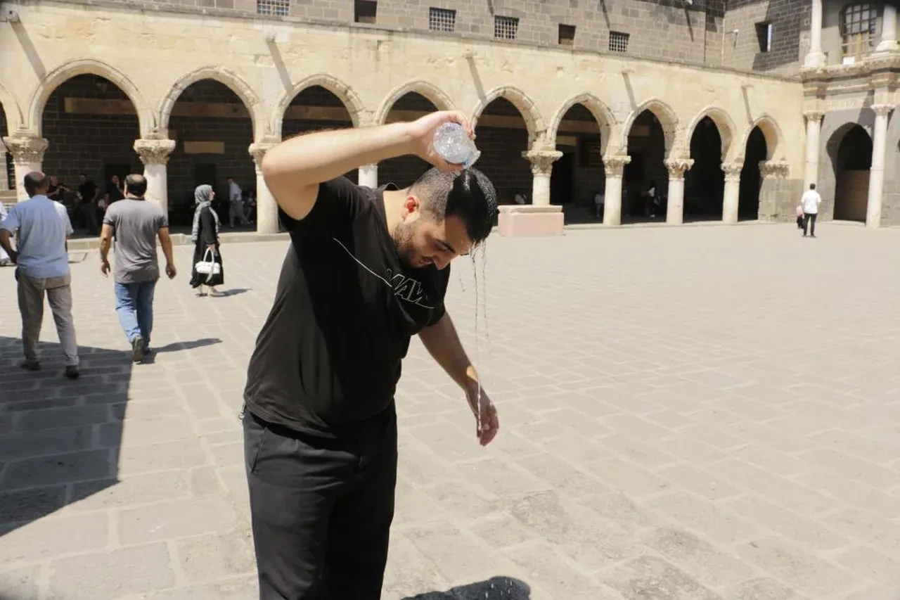 Termometreler 47 dereceyi gösterdi! Güneşten kaçan camiye sığındı: Herkes uyuyakaldı