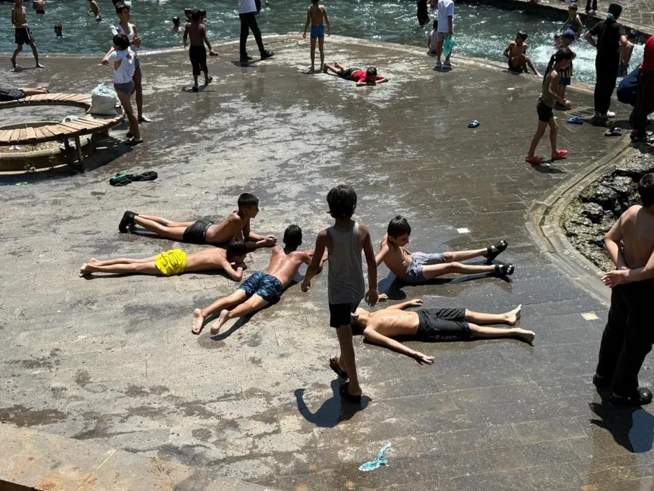 Termometreler 47 dereceyi gösterdi! Güneşten kaçan camiye sığındı: Herkes uyuyakaldı