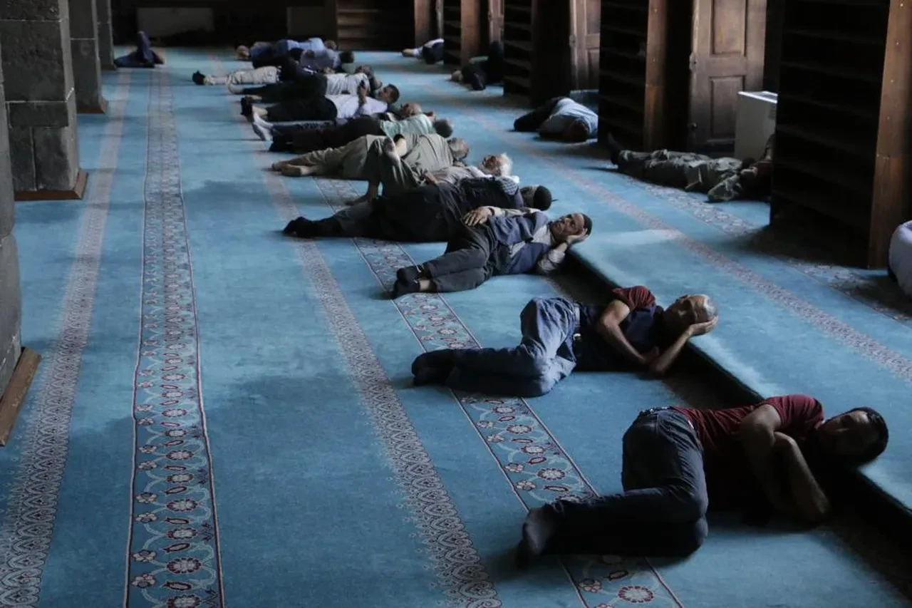 Termometreler 47 dereceyi gösterdi! Güneşten kaçan camiye sığındı: Herkes uyuyakaldı