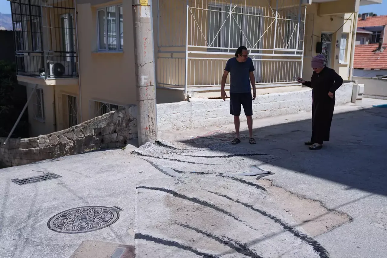 Yolları tamir edilmeyen İzmirli çareyi halı sermekte buldu
