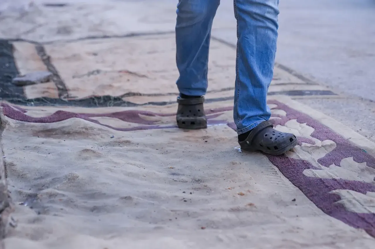 Yolları tamir edilmeyen İzmirli çareyi halı sermekte buldu