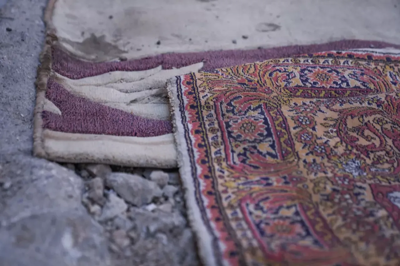 Yolları tamir edilmeyen İzmirli çareyi halı sermekte buldu