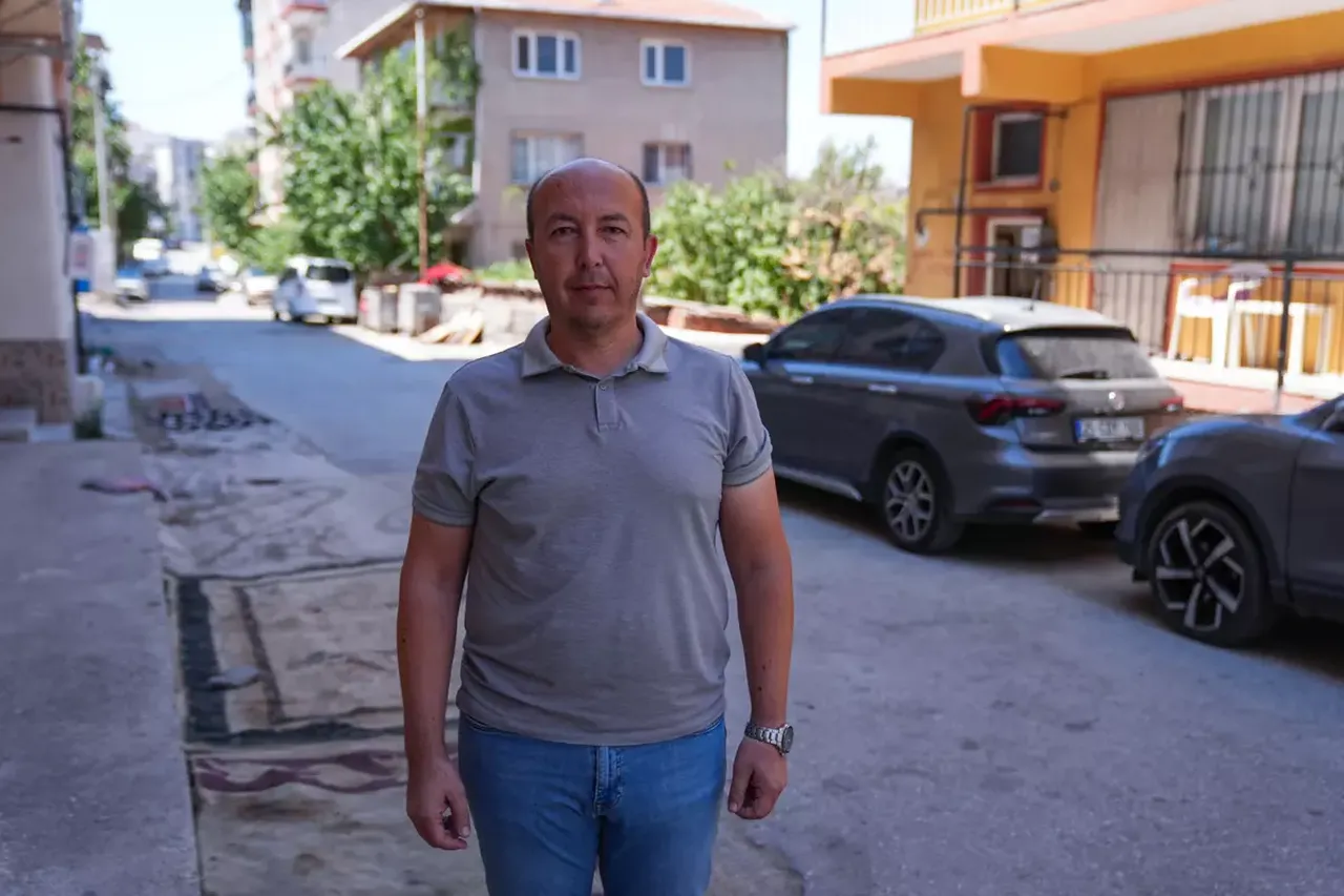 Yolları tamir edilmeyen İzmirli çareyi halı sermekte buldu