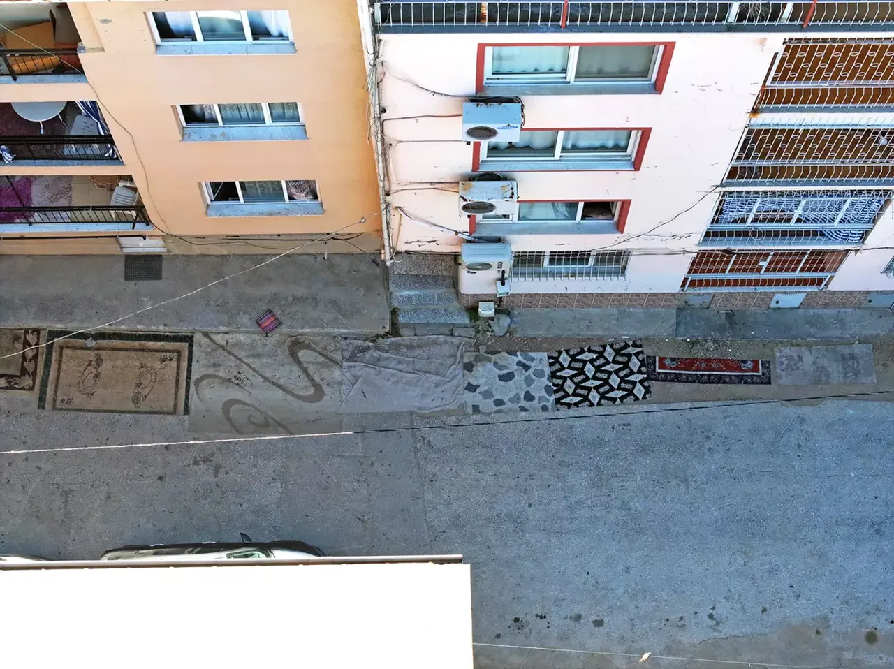 Yolları tamir edilmeyen İzmirli çareyi halı sermekte buldu