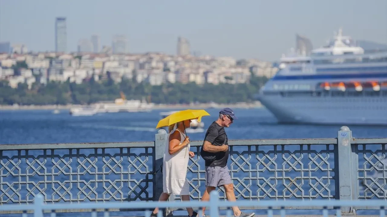 AKOM'dan iki kötü haber birden! Bunaltıcı sıcaklar pazara kadar sürecek, nem nefes aldırmayacak 
