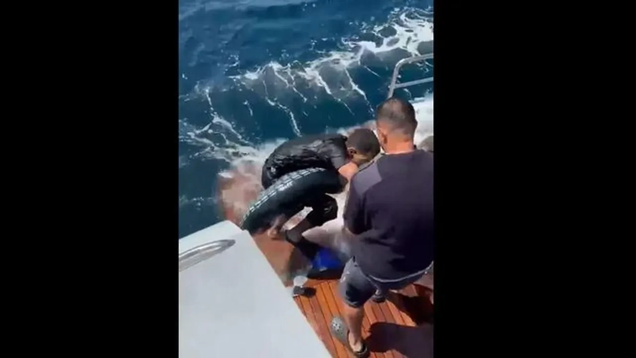 Can simidi ve paletle Cebelitarık Boğazı'nı geçmeye çalıştı! Bir aile hayatını kurtardı