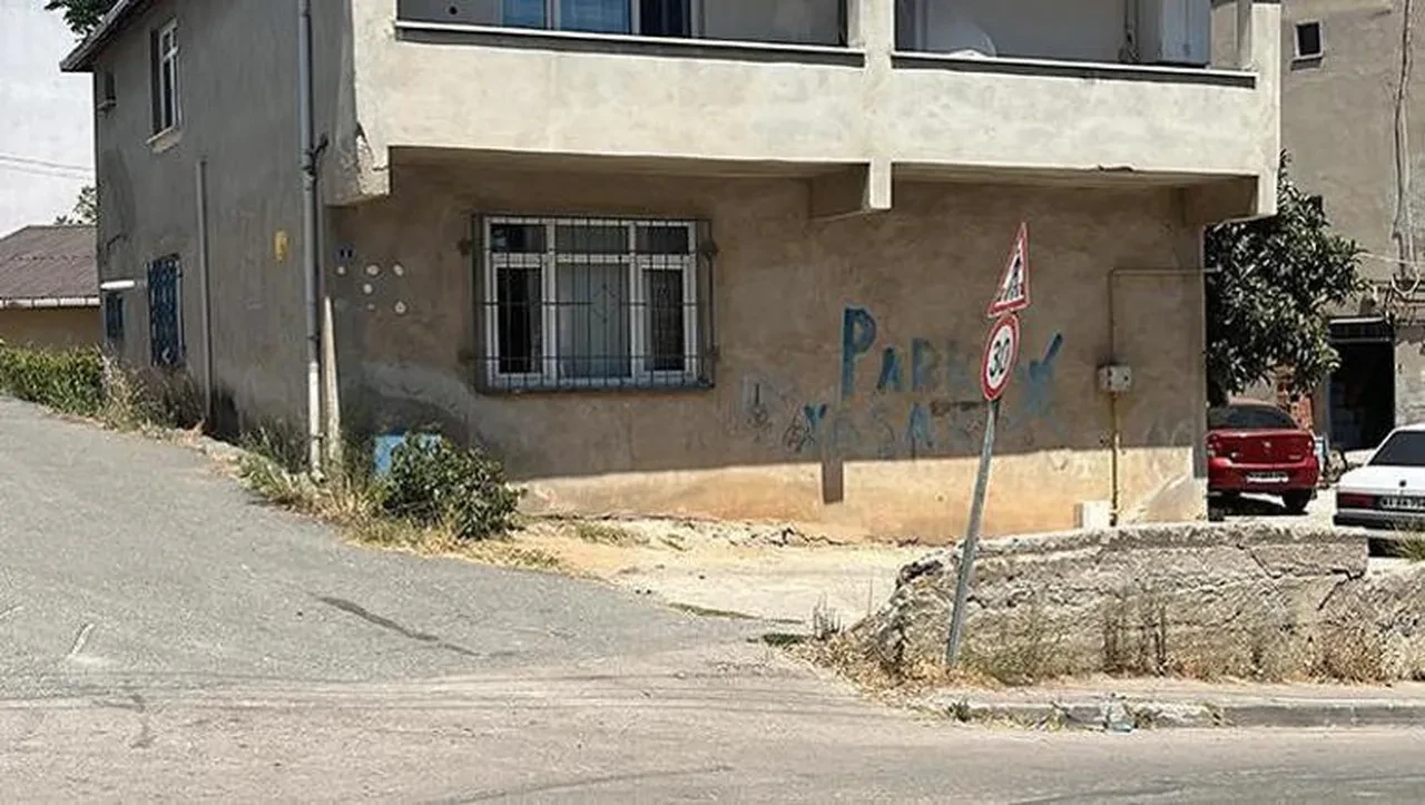 Gebze’de 3 çocuk annesi genç kadın evinde silahla öldürüldü