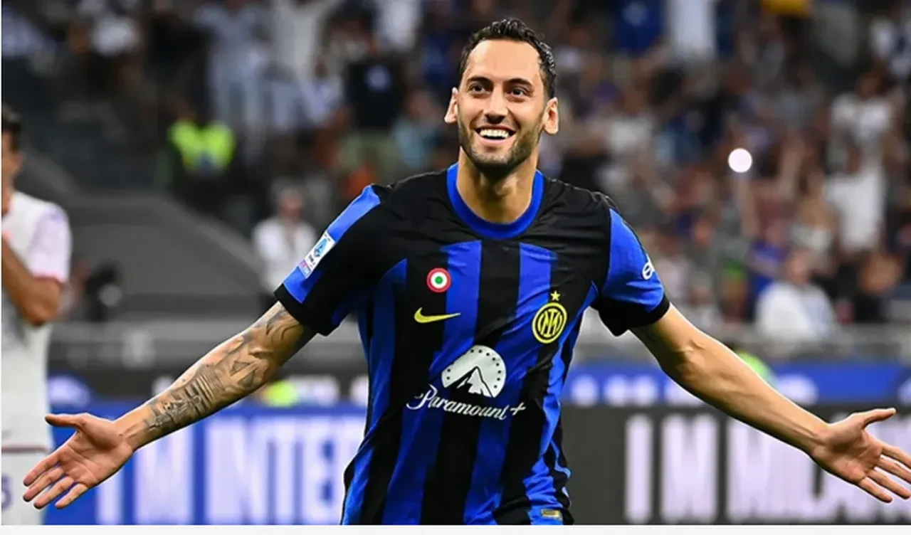 Hakan Çalhanoğlu ile eşi Sinem Çalhanoğlu İstanbul sokaklarında yürümekte zorlandı