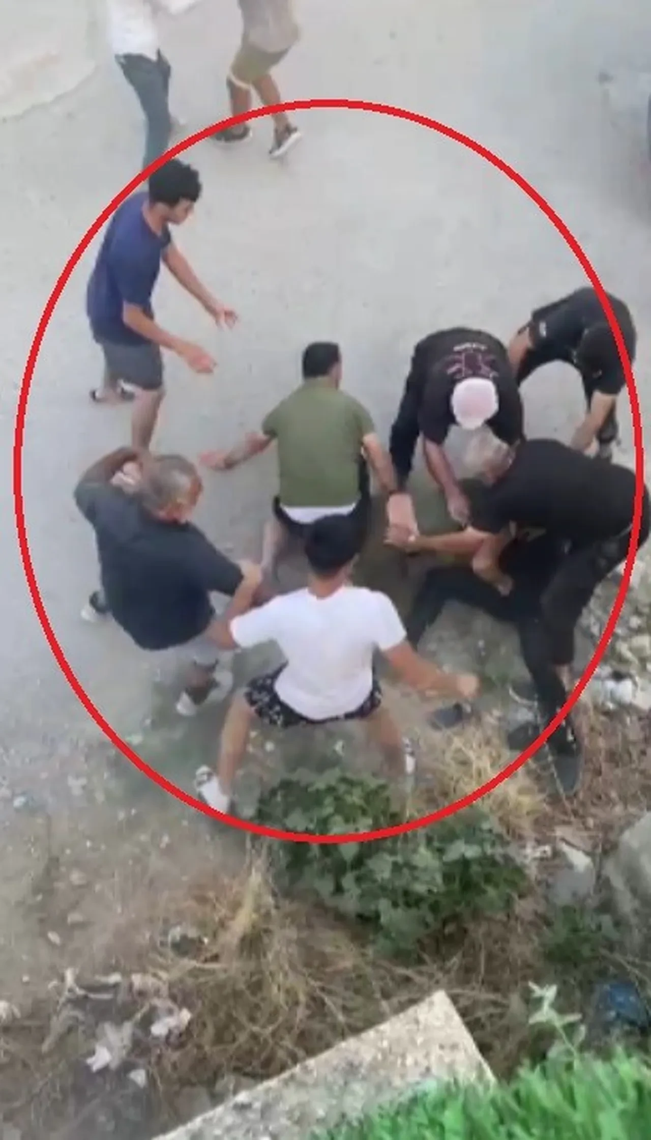 Kavgayı ayırmak isterken canından oldu! Aldığı bıçak darbesiyle yere yığıldı