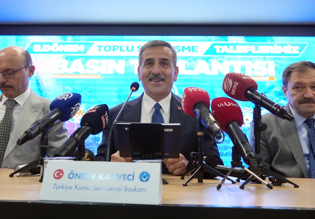 Memur maaşlarına 2026-2027 için net rakamlar: Kamu-Sen taleplerini tek tek sıraladı!