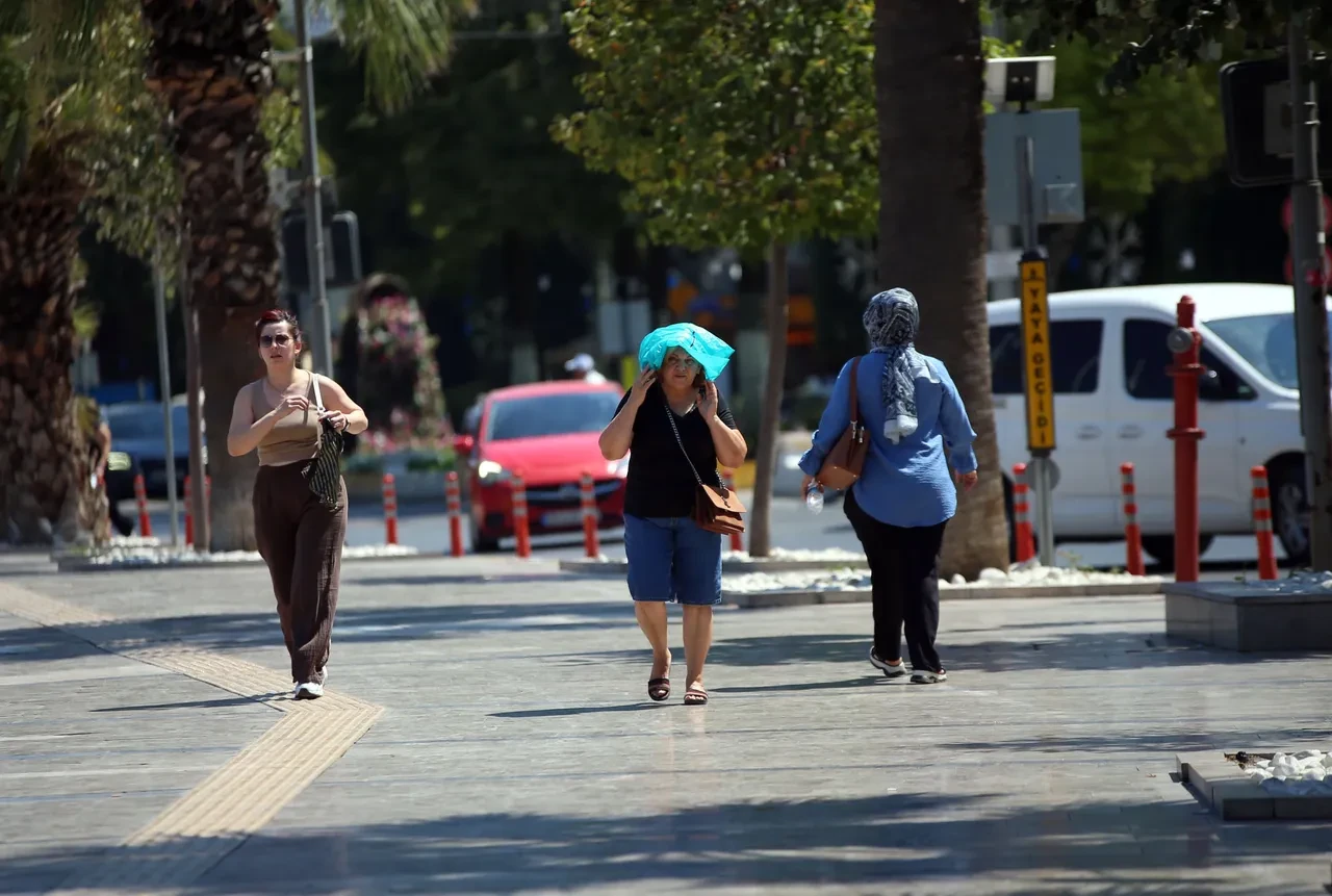 Meteoroloji uyardı: Sıcaklık rekor kıracak! İşte en riskli iller ve ilçeler