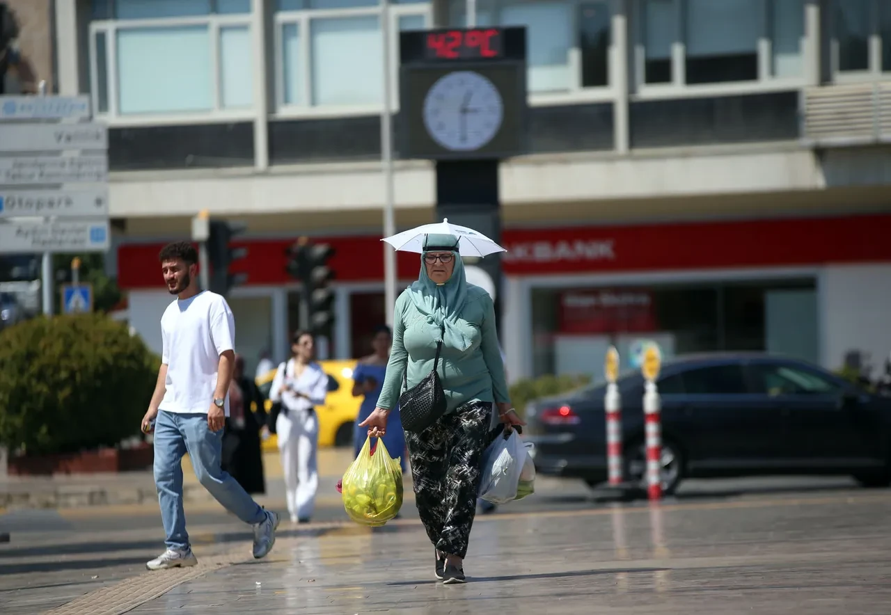 Meteoroloji uyardı: Sıcaklık rekor kıracak! İşte en riskli iller ve ilçeler