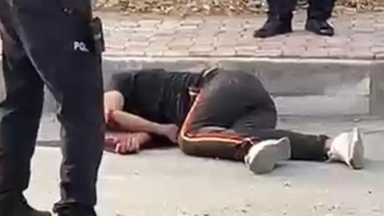 Motosikleti durdurdu, oğlunu yol kenarında katletti! Vahşi cinayet kamerada