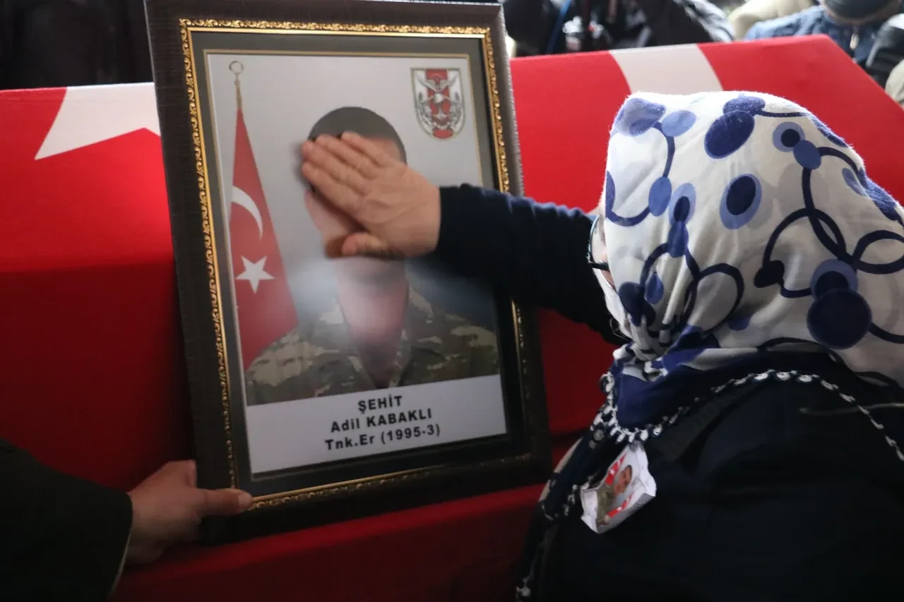 Şehit annesi oğlu tarafından dolandırıldı! Gözyaşları içinde yardım istedi