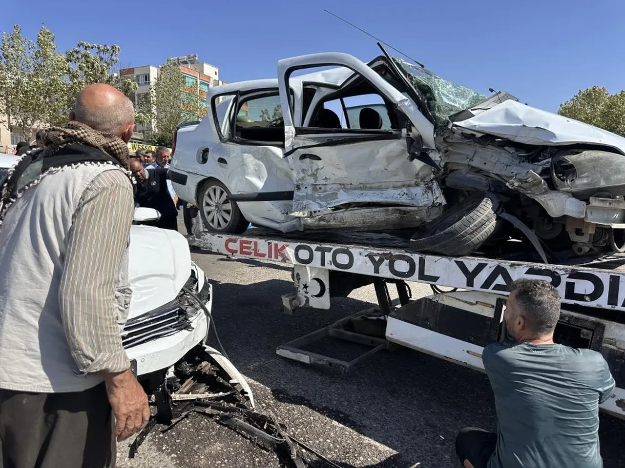 Siverek'te feci kaza! Otomobiller kafa kafaya çarpıştı: Ölü ve yaralılar var