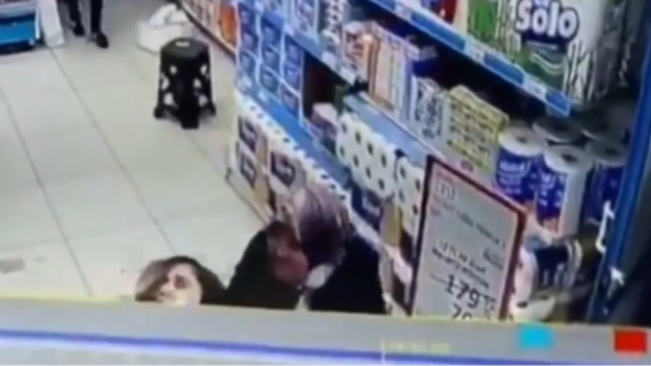 Tartıştığı market çalışanını saçından tutup yerde sürükledi