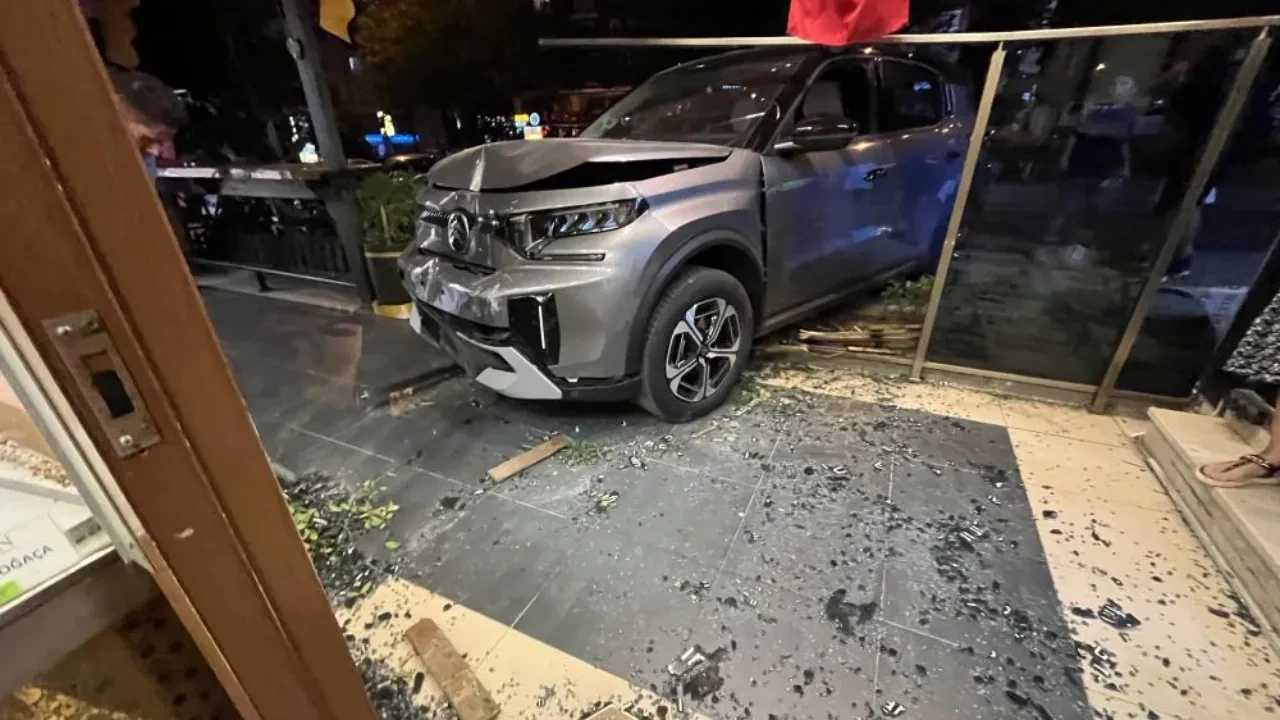 Tekirdağ'da şoke eden kaza: Gazla freni karıştırdı pastaneye daldı!