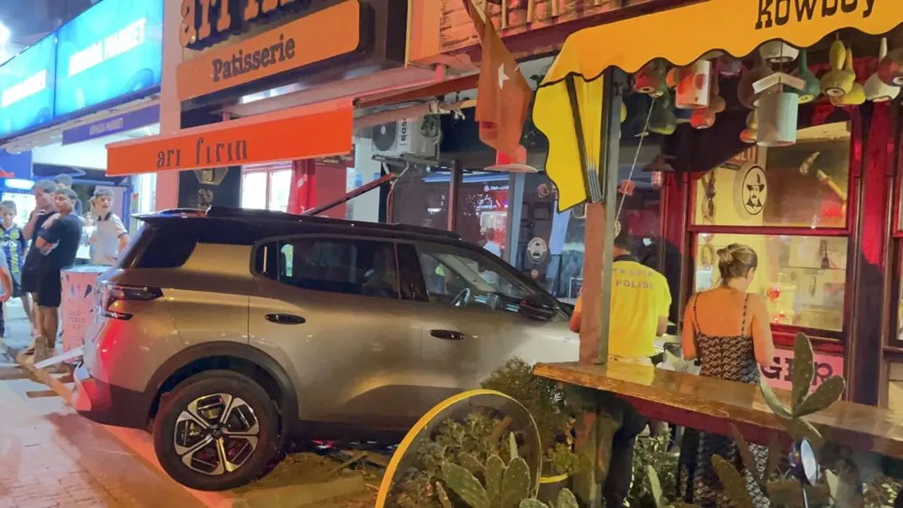 Tekirdağ'da şoke eden kaza: Gazla freni karıştırdı pastaneye daldı!