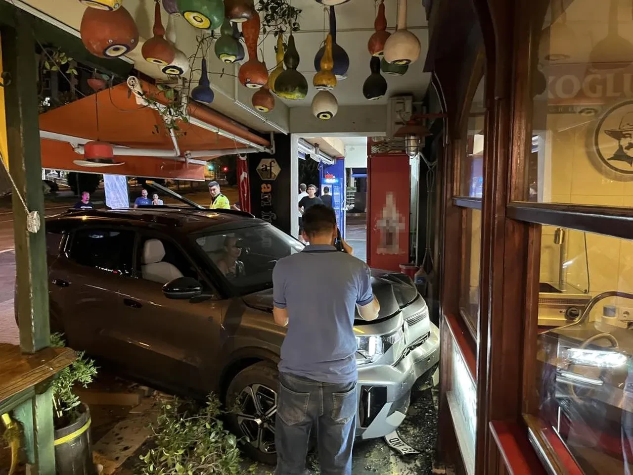 Tekirdağ'da şoke eden kaza: Gazla freni karıştırdı pastaneye daldı!