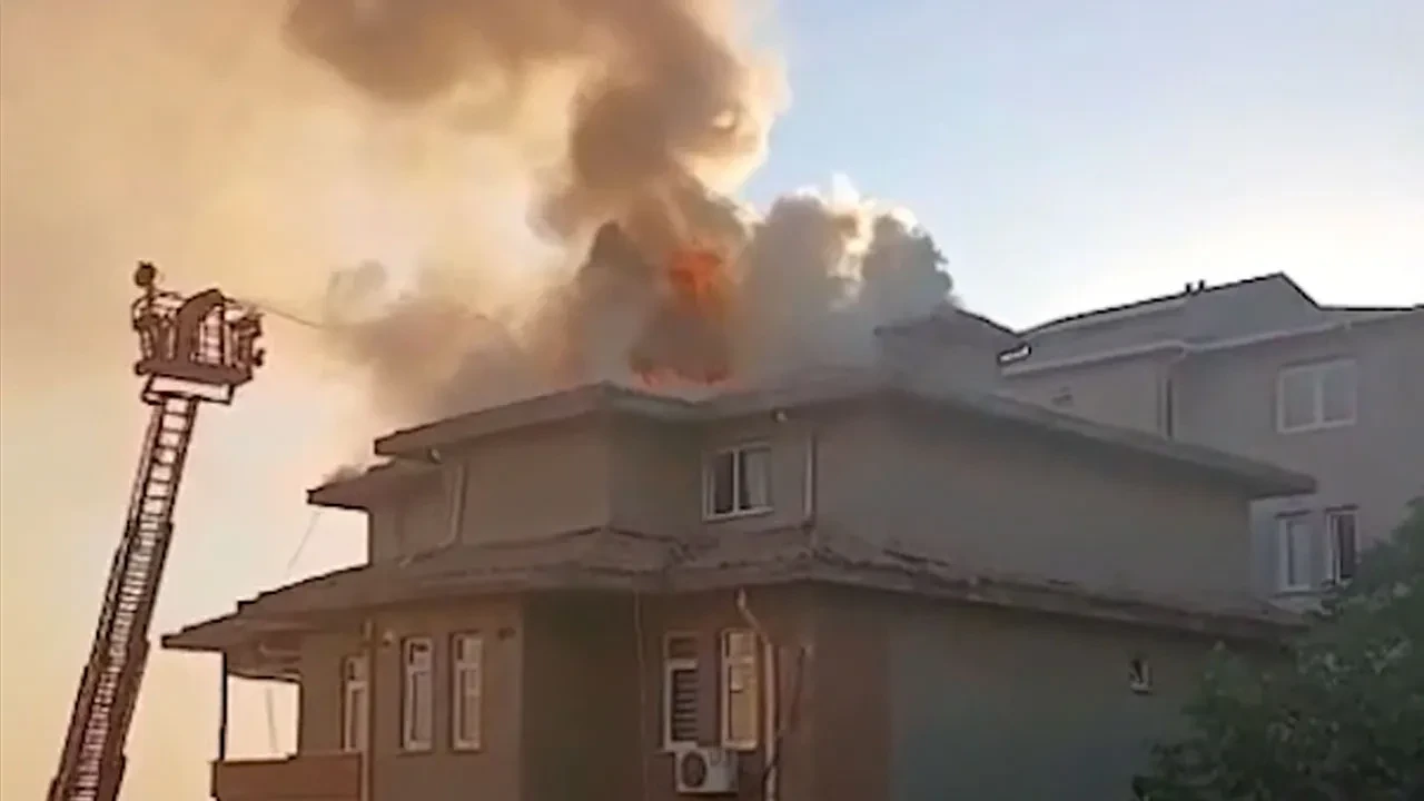 Üsküdar'da korkutan yangın! Çatıda mangal keyfi kötü bitti