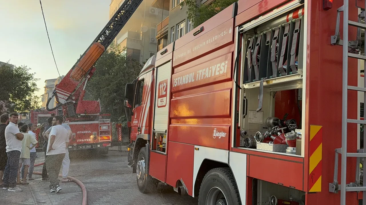 Üsküdar'da korkutan yangın! Çatıda mangal keyfi kötü bitti
