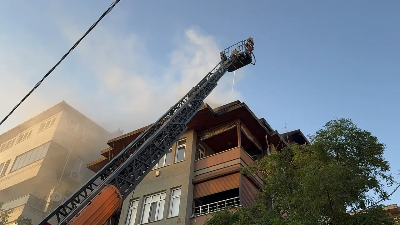Üsküdar'da korkutan yangın! Çatıda mangal keyfi kötü bitti