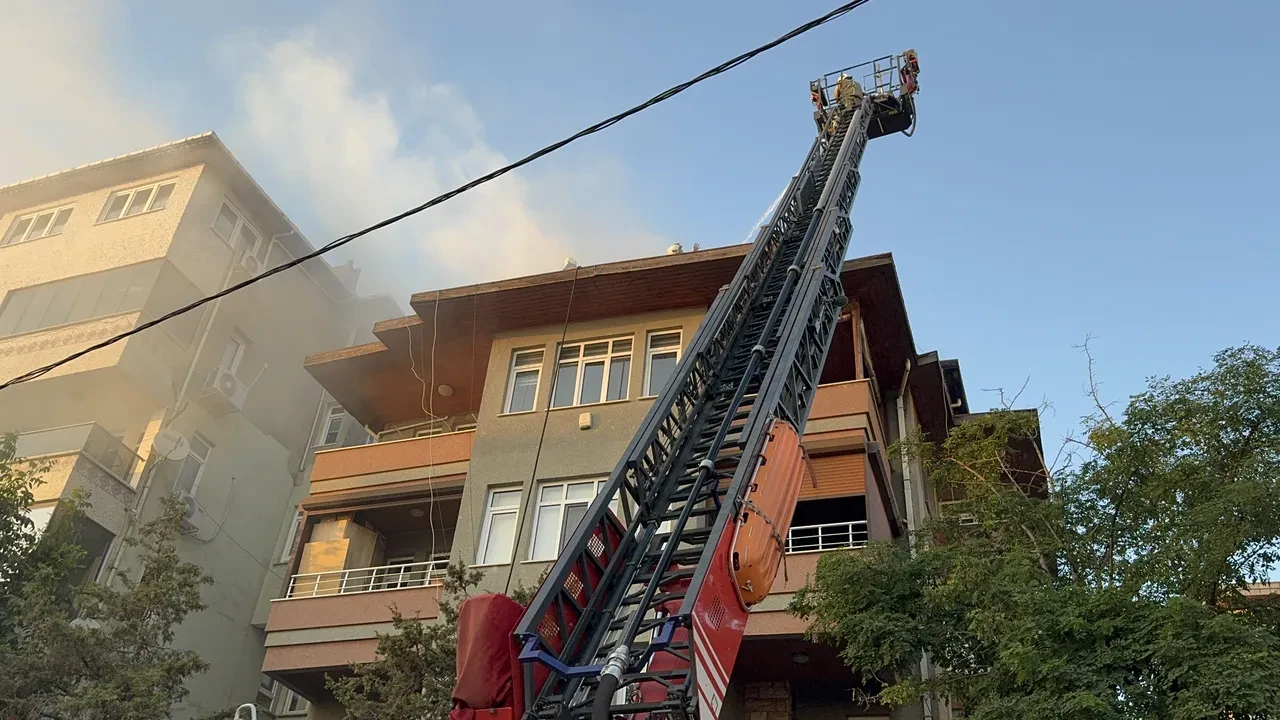 Üsküdar'da korkutan yangın! Çatıda mangal keyfi kötü bitti