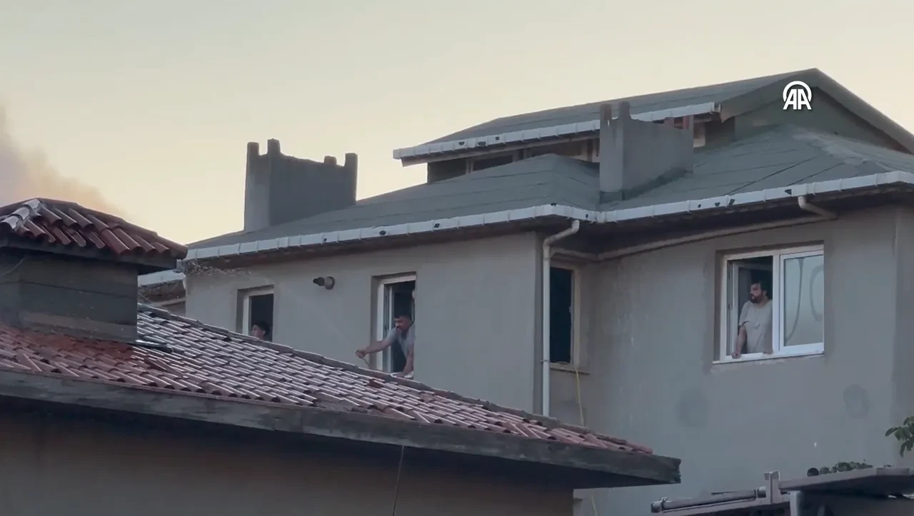 Üsküdar'da korkutan yangın! Çatıda mangal keyfi kötü bitti