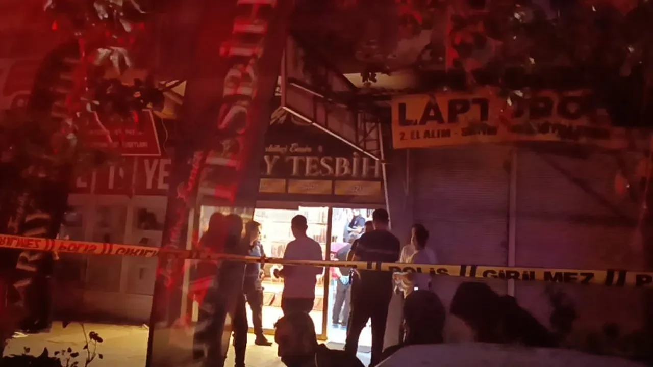Yemek yiyen eşini başından vurarak öldürdü!