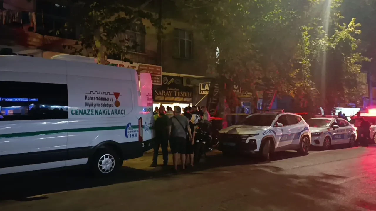 Yemek yiyen eşini başından vurarak öldürdü!