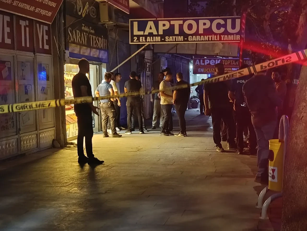 Yemek yiyen eşini başından vurarak öldürdü!