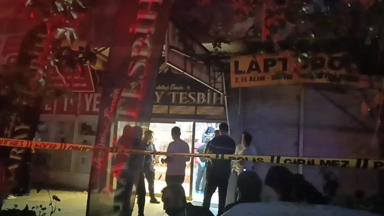 Yemek yiyen eşini başından vurarak öldürdü!