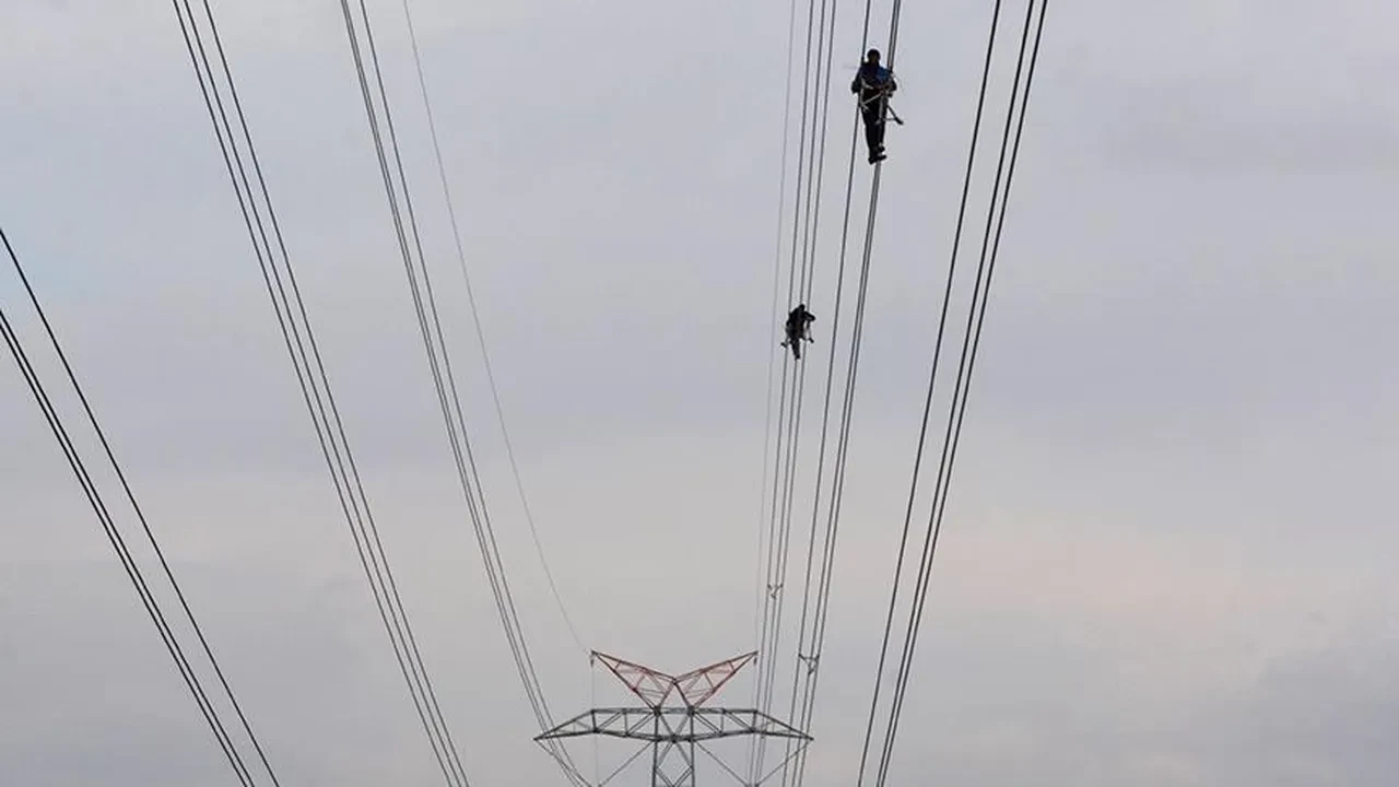 Yüksek gerilim kablosu koptu, ilçe karanlığa gömüldü! Karayolu ulaşıma kapatıldı
