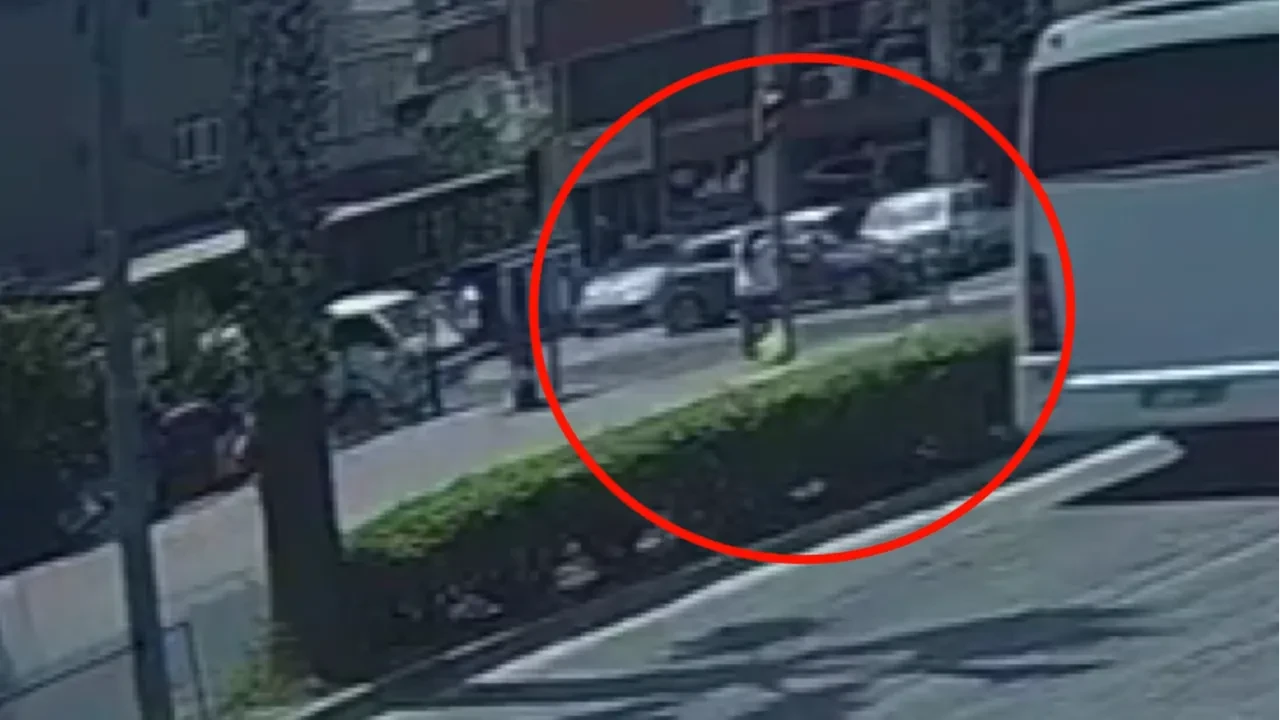 6 yaşındaki çocuğa motosiklet çarptı! O anlar kamerada