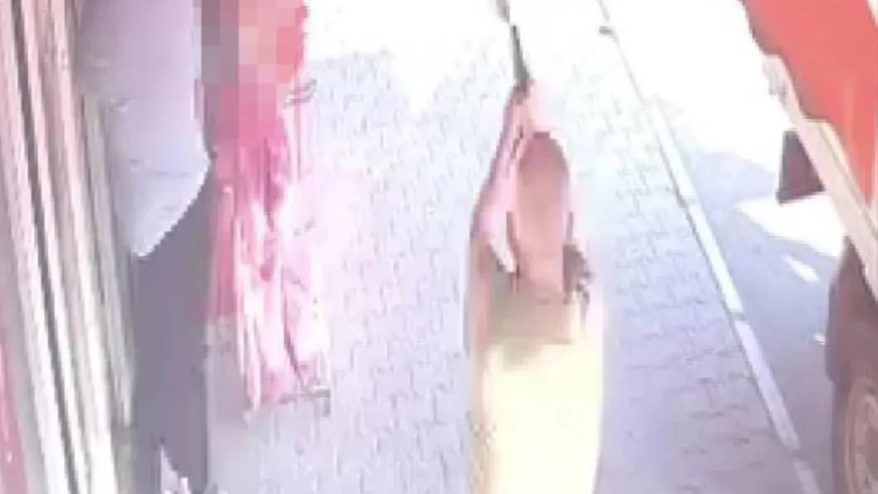 Adana'da silahlı saldırı girişimi! Olay anı kameraya yansıdı