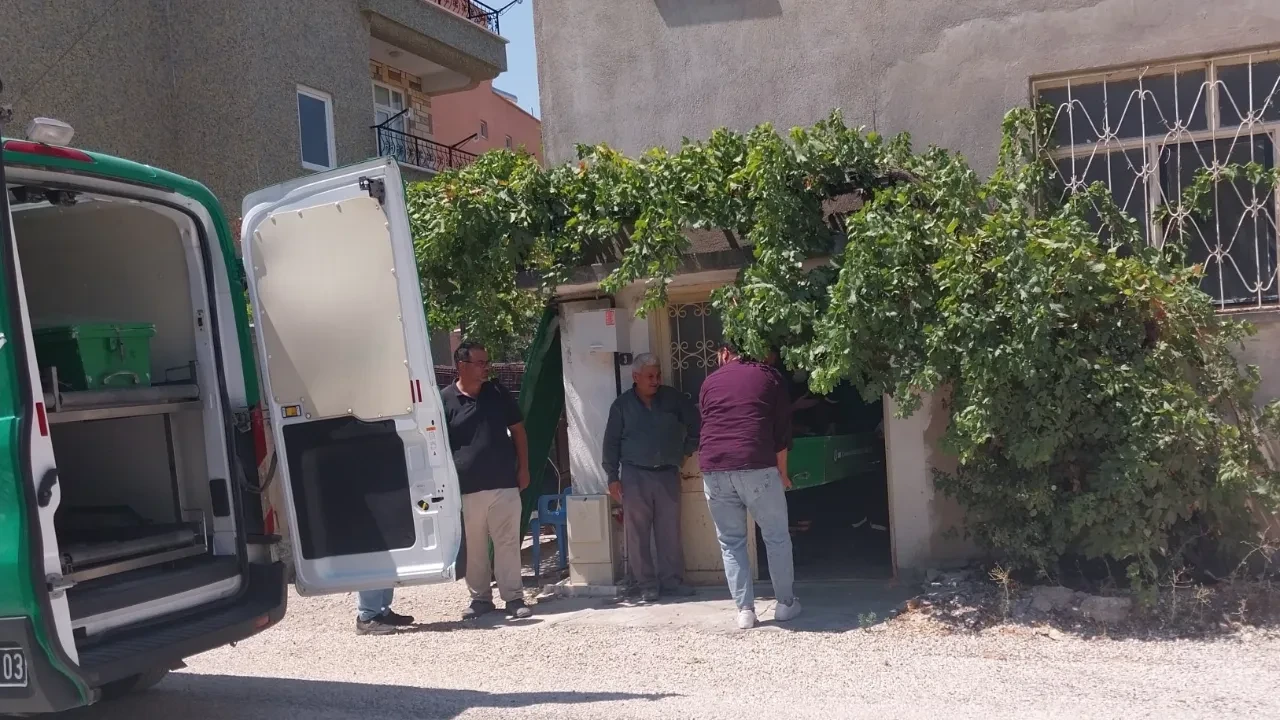 Annesinin boğazını keserek katletti! Yaşlı kadının çığlıkları mahalleyi inletti