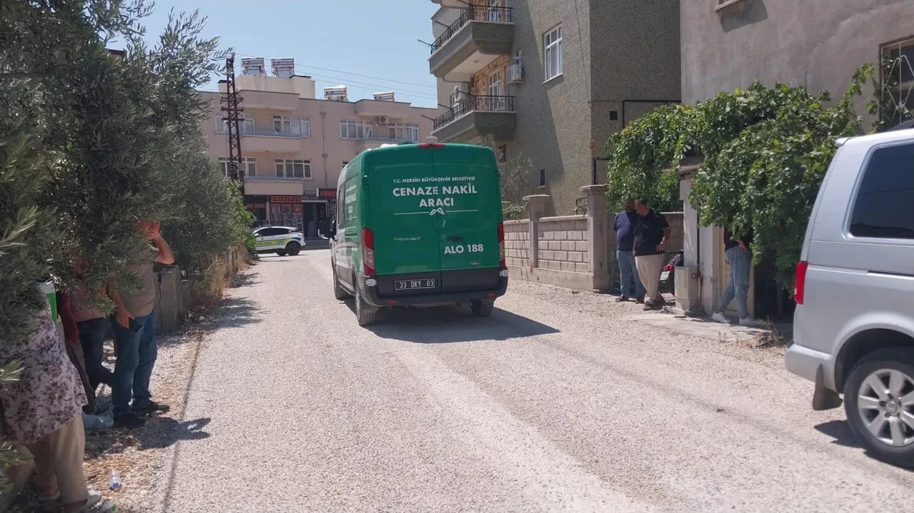 Annesinin boğazını keserek katletti! Yaşlı kadının çığlıkları mahalleyi inletti